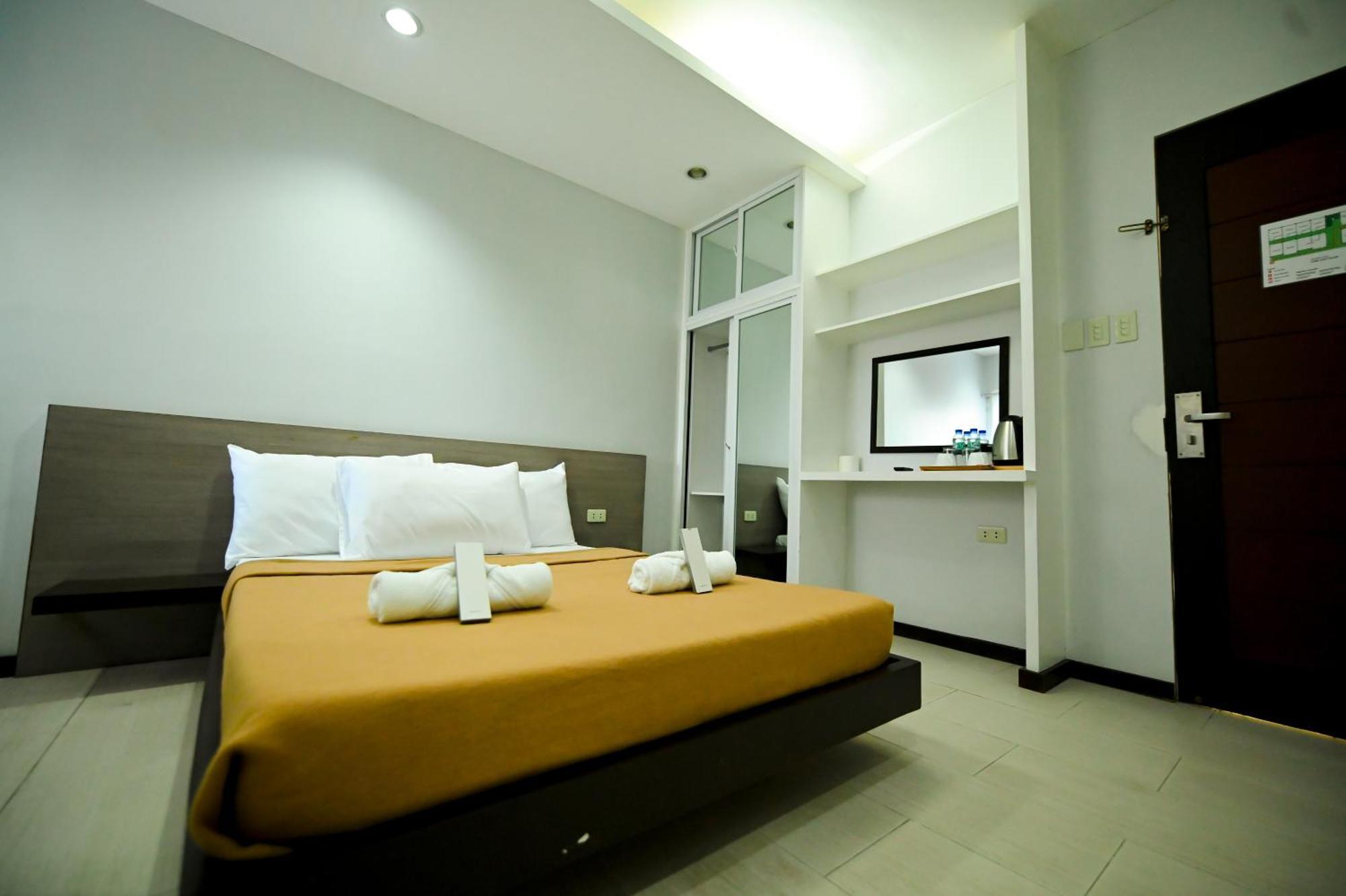Blue Harbor Hotel Calapan Экстерьер фото