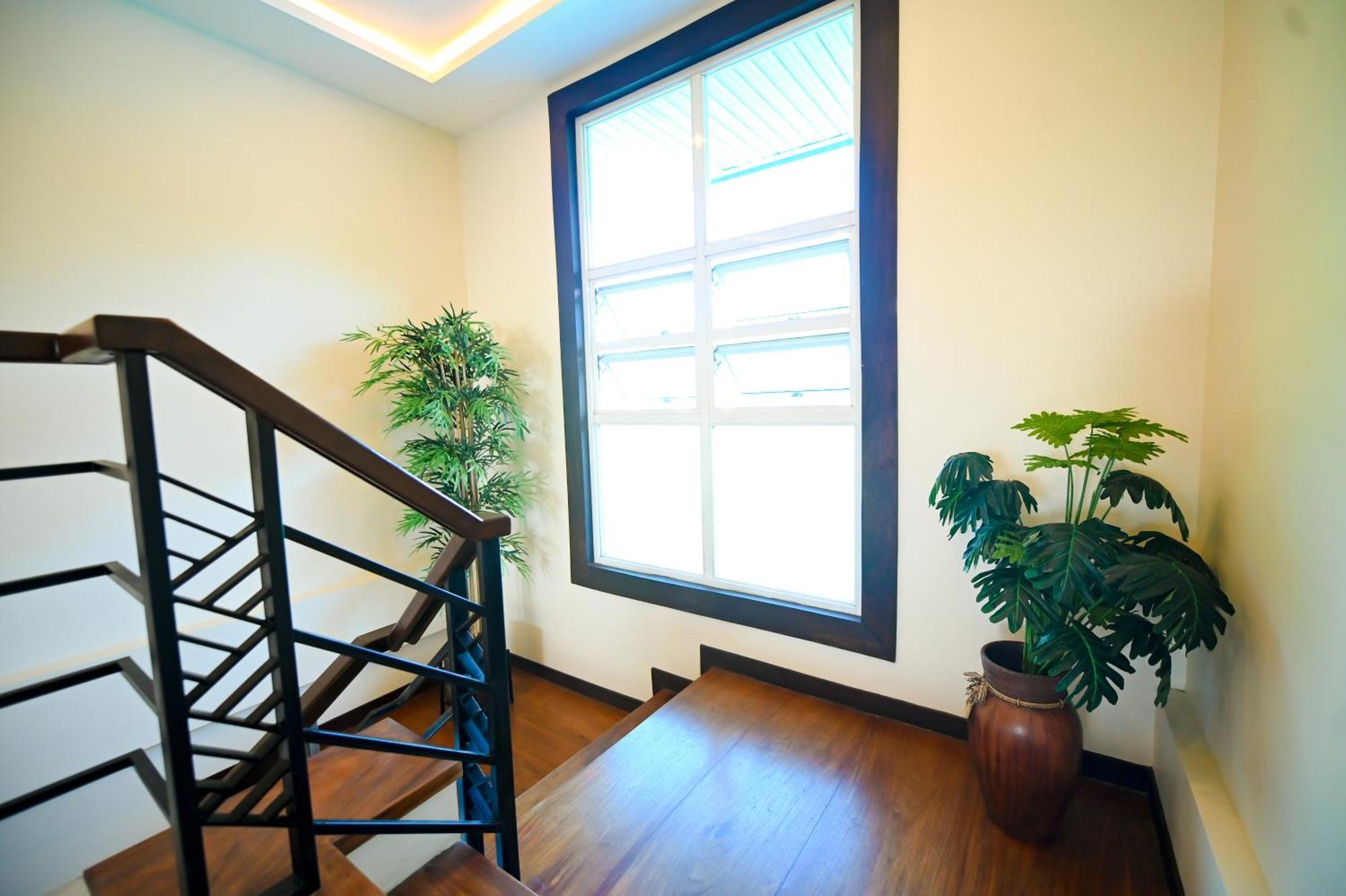 Blue Harbor Hotel Calapan Экстерьер фото