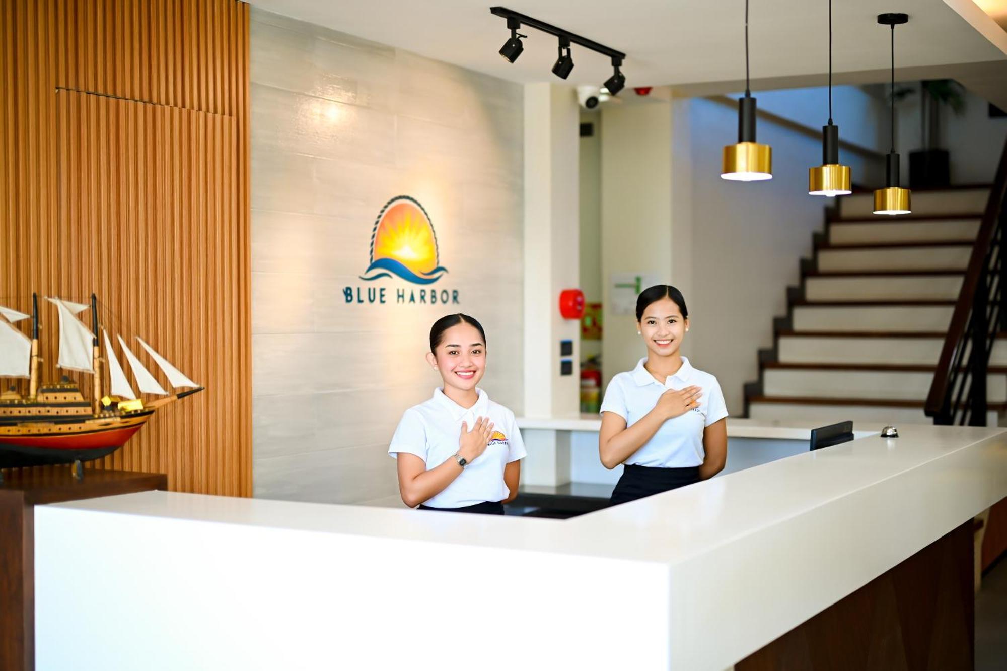 Blue Harbor Hotel Calapan Экстерьер фото