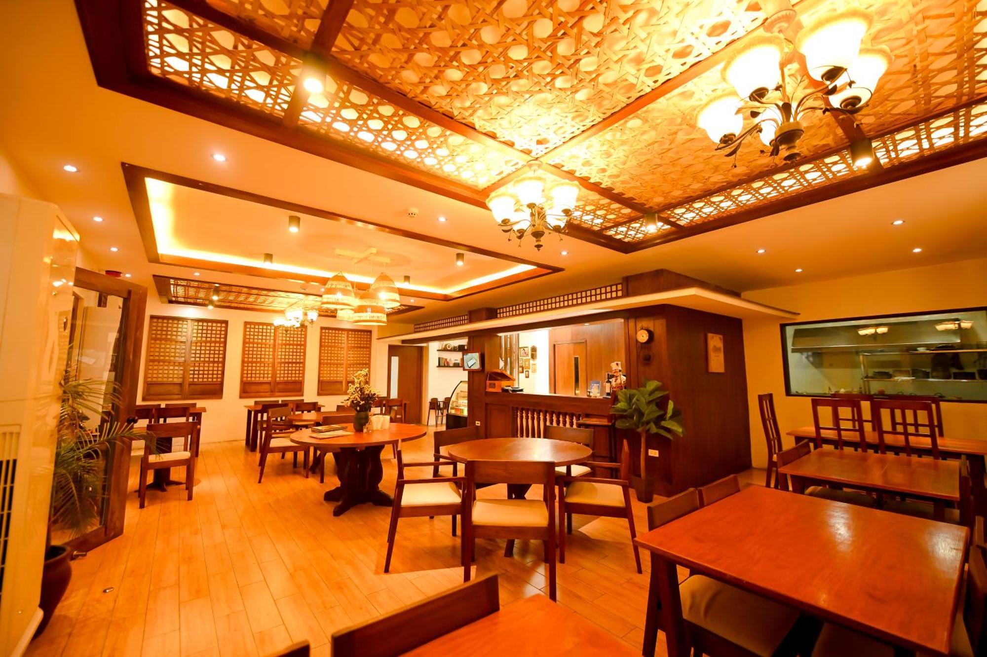 Blue Harbor Hotel Calapan Экстерьер фото