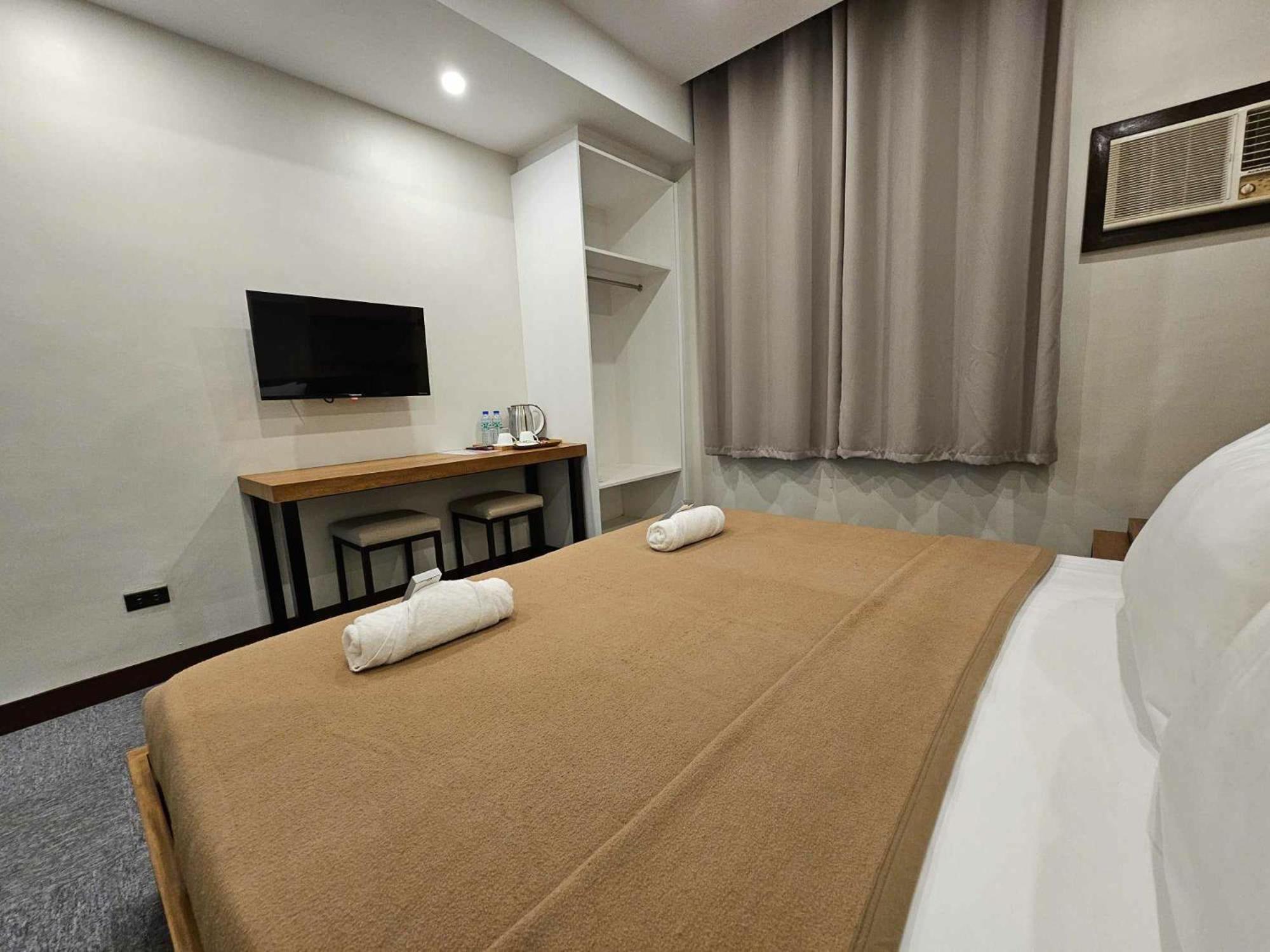 Blue Harbor Hotel Calapan Экстерьер фото