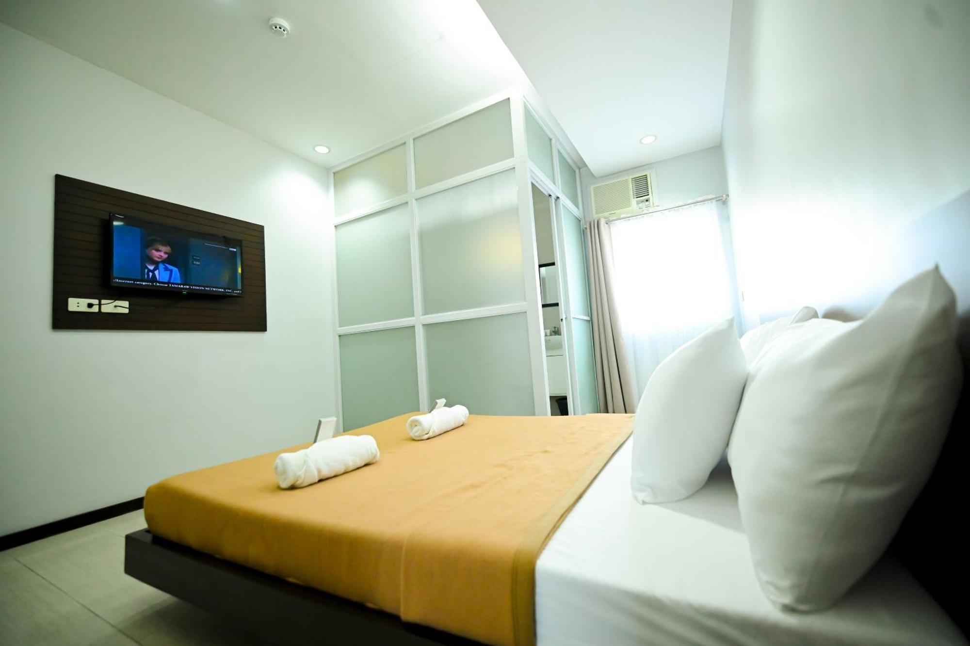 Blue Harbor Hotel Calapan Экстерьер фото