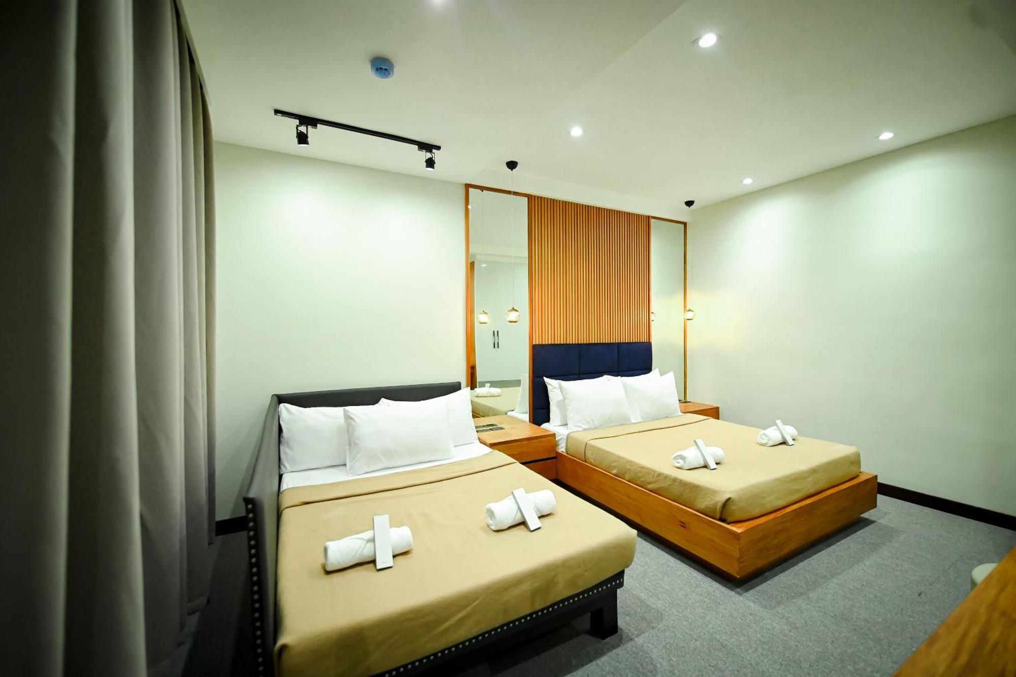 Blue Harbor Hotel Calapan Экстерьер фото