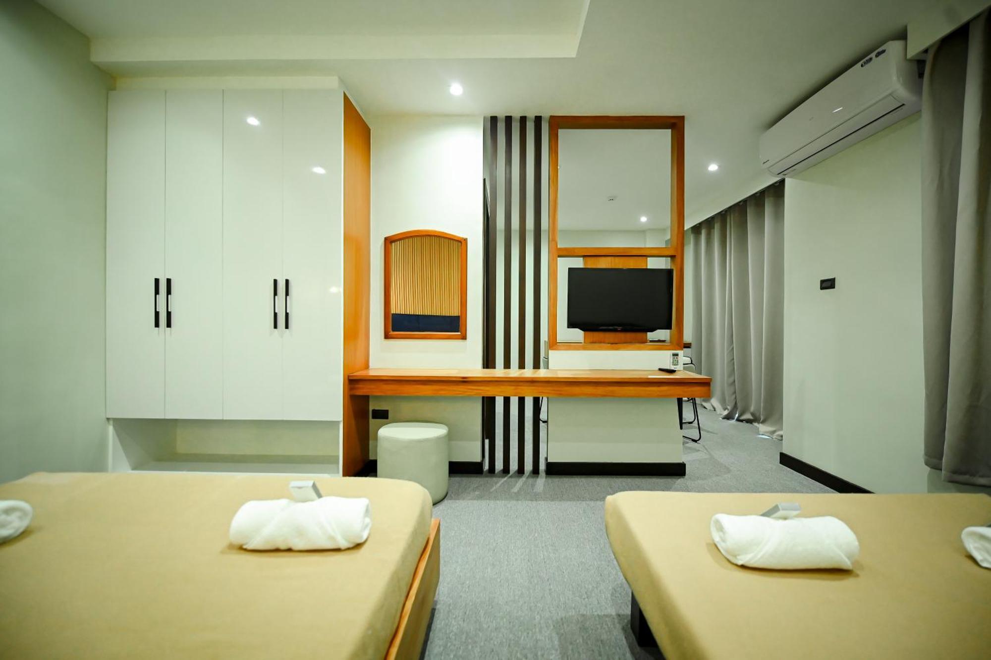 Blue Harbor Hotel Calapan Экстерьер фото