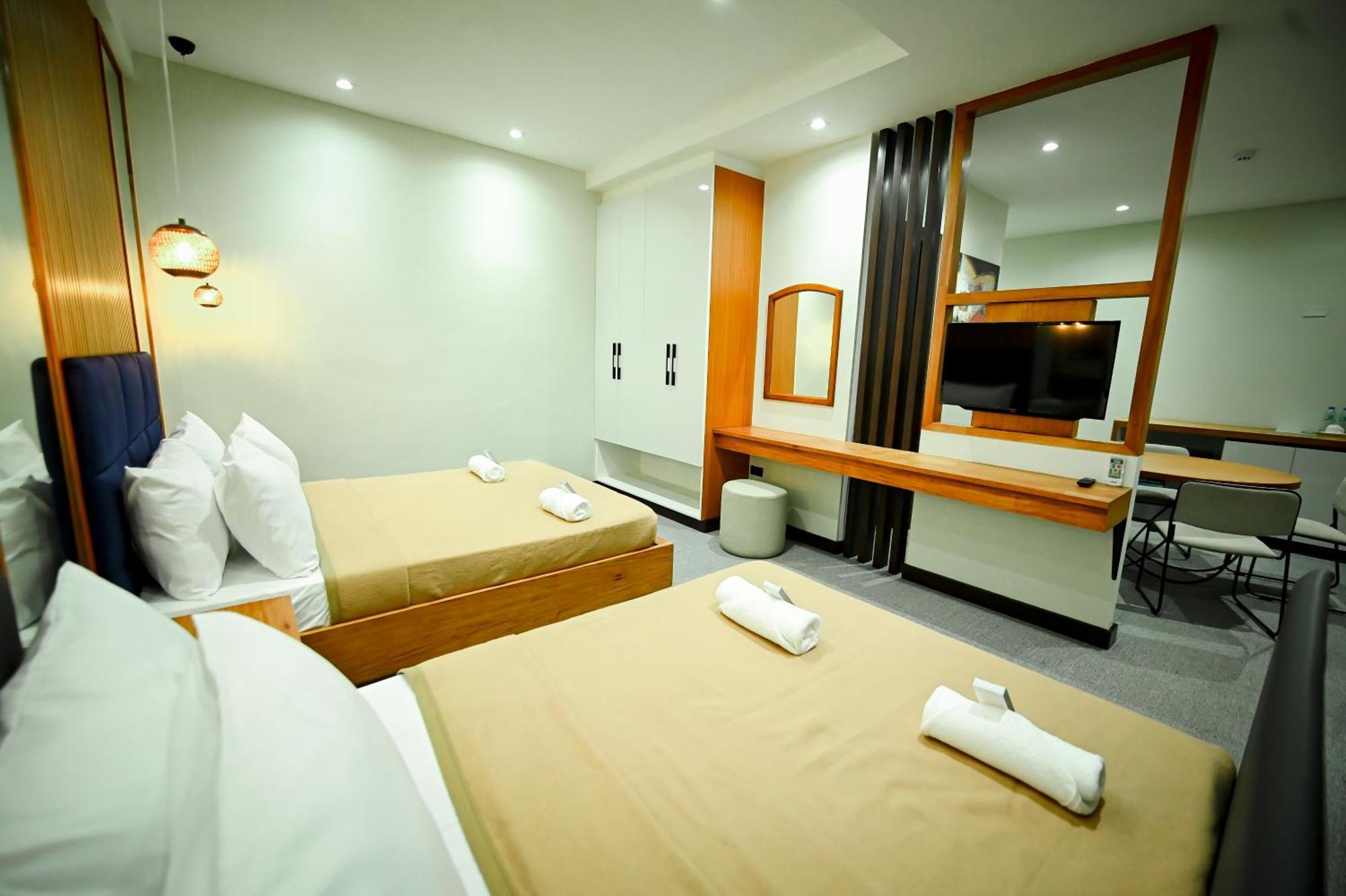 Blue Harbor Hotel Calapan Экстерьер фото