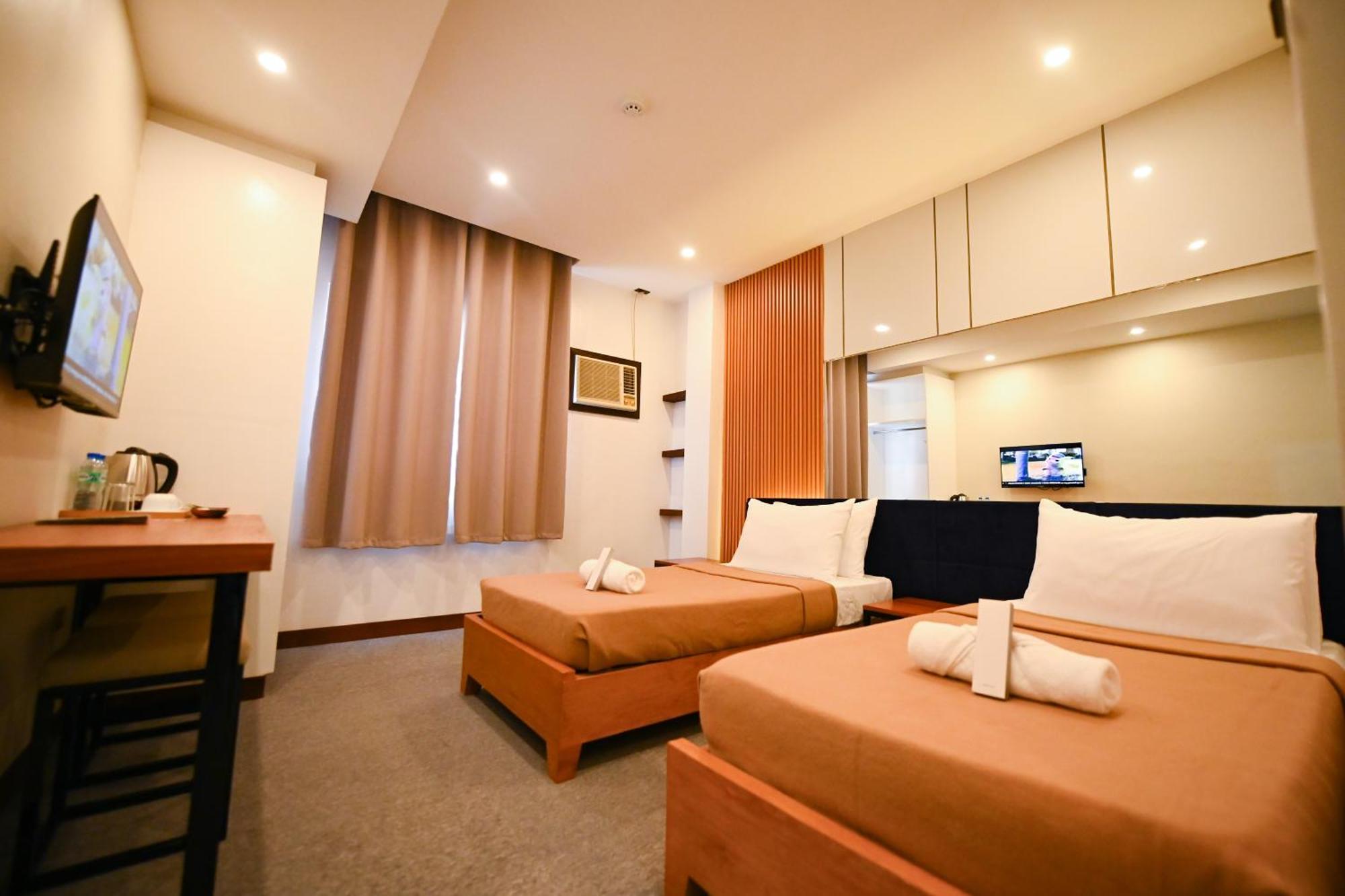 Blue Harbor Hotel Calapan Экстерьер фото
